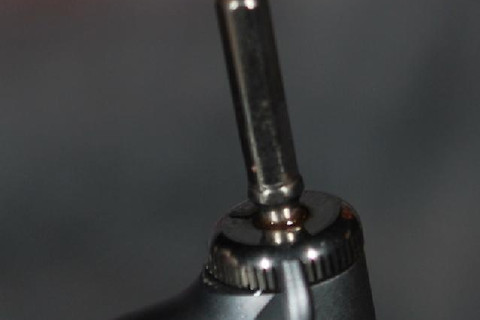 Chave especial de torque interno para contra-ângulo que captura o implante e faz sua colocação.